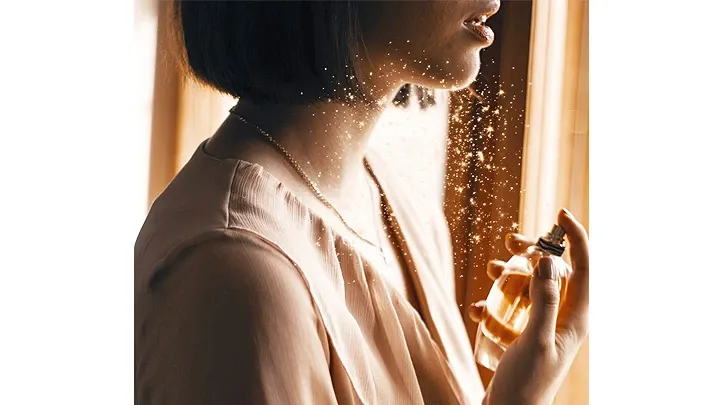 Hiểu về độ lưu hương, tỏa hương của nước hoa Eau de Toilette (EDT), phù hợp khí hậu Việt Nam.
